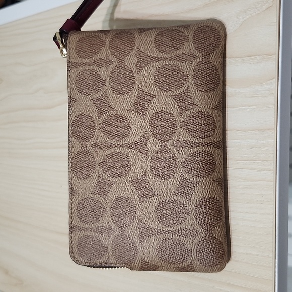 Coach wristlet corner zip. - Picture 3 of 7